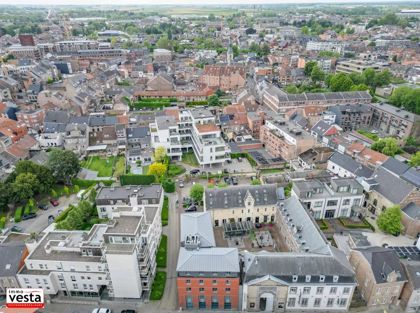 In het hart van Sint-Truiden bevindt zich dit moderne appartement van 111 m². Het beschikt over twee ruime slaapkamers en is ideaal voor gezinnen, kop