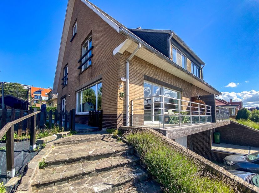 Deze ruime koppelvilla op 310m² met 4 slaapkamers te Koksijde-Bad is een unieke kans voor wie op zoek is naar comfortabele woon- of vakantieverblijf.