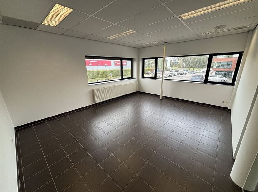 Lichtrijke kantoorruimte met kitchenette te Geel<br />
Ligging:<br />
Deze kantoorruimte bevindt zich op de eerste verdieping van een representatief g