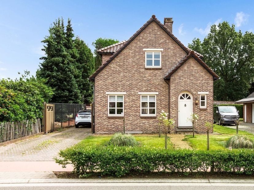Charmante woning met 3 slaapkamers op mooi perceel van 7a20ca in Zutendaal<br />
<br />
Ligging:<br />
Deze prachtige woning ligt aan de Sprinkeles