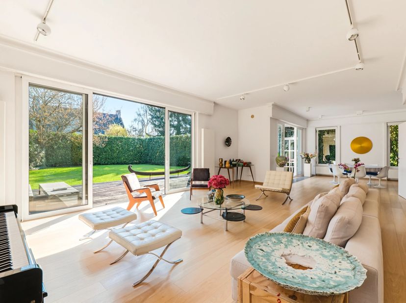 Victoire Junot heeft het genoegen u deze elegante, lichtrijke villa voor te stellen, ideaal gelegen in een van de meest gegeerde wijken van Ukkel. Gel