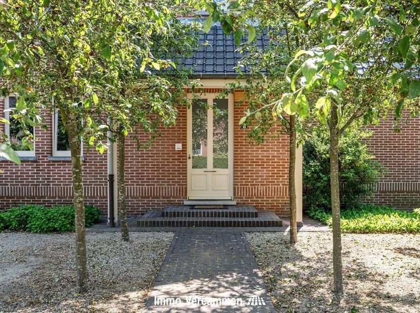 Welkom in deze stijlvolle en karaktervolle herenwoning waar ruimte, comfort en charme perfect samenkomen. Deze uitstekend onderhouden woning beschikt