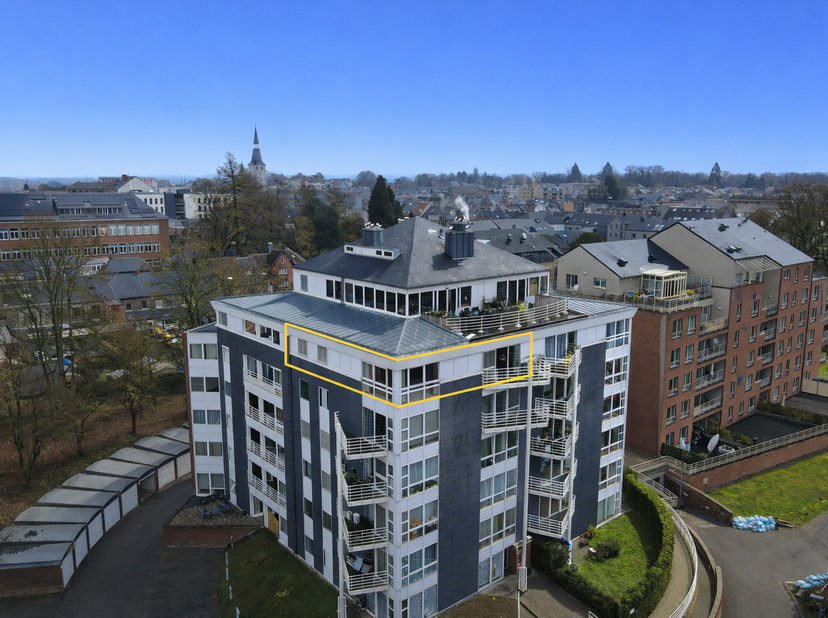Gelegen op de 5de verdieping van een residentie met lift, midden in het centrum van Ciney, valt dit appartement meteen op dankzij zijn ruime volumes,