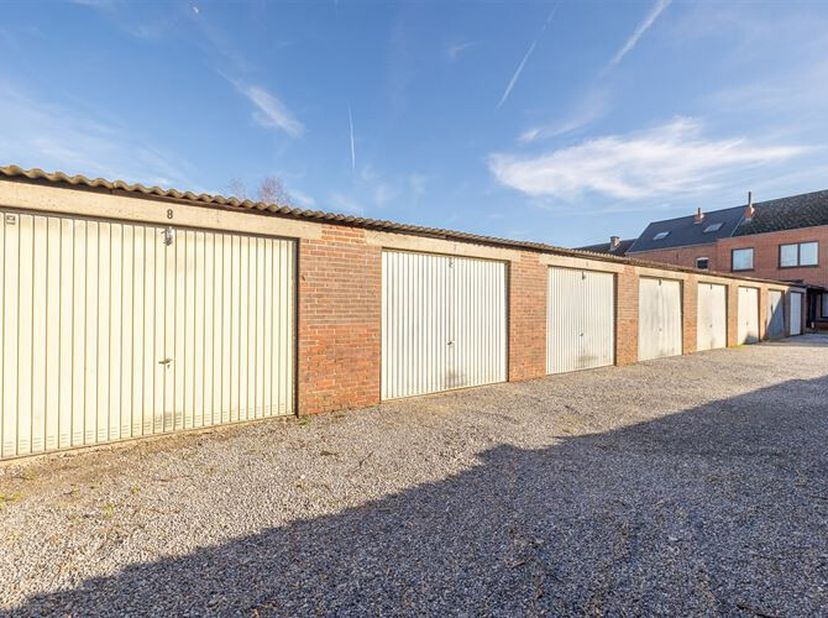 In de vlot bereikbare Hondenstraat in Zichem wordt deze praktische en degelijk gebouwde garagebox te koop aangeboden. De garage maakt deel uit van een