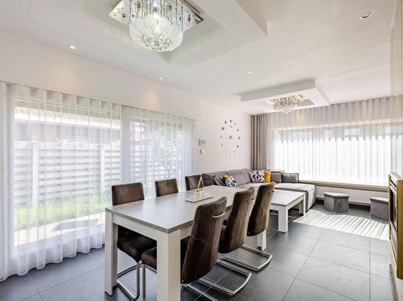 Bent u op zoek naar een instapklare bungalow in Waarschoot ? Deze charmante gelijkvloerse woning beschikt over drie slaapkamers, een lichtrijke leefru