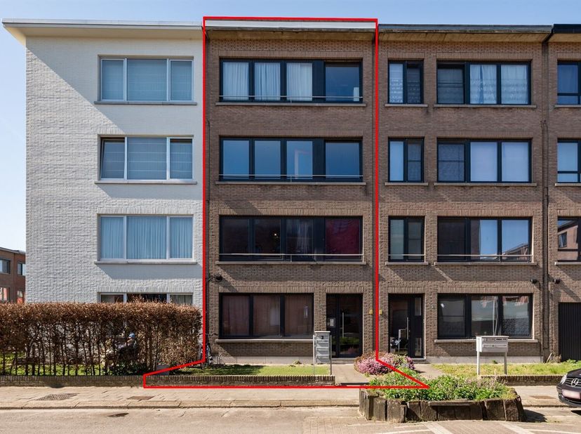 LDTCet immeuble d'appartements est idéalement situé dans un quartier résidentiel de Borsbeek. Plusieurs magasins, écoles et transports publics se trou