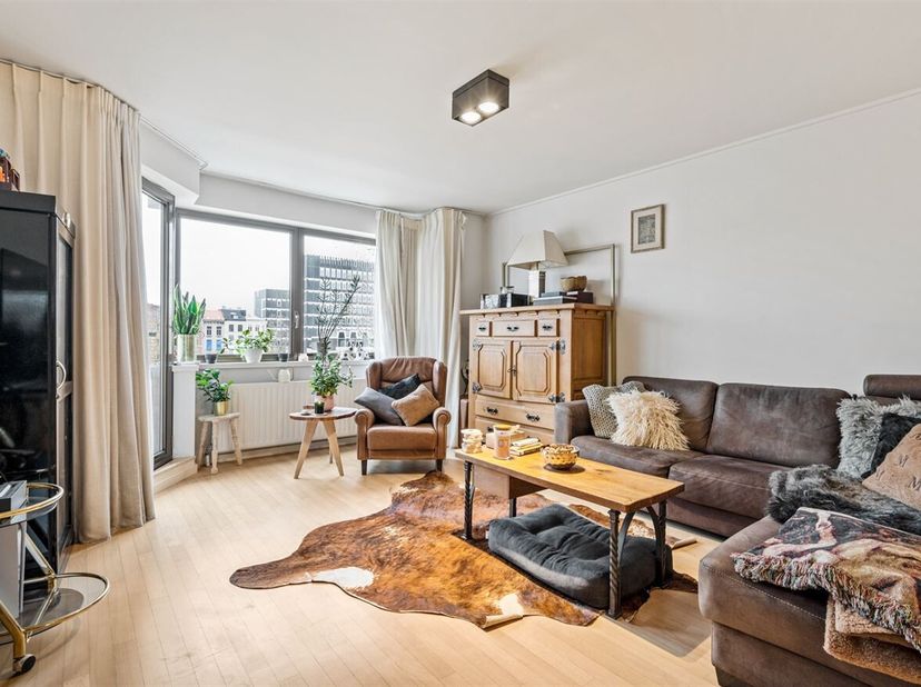 Journée portes ouvertes le samedi 14 mars de 12h30 à 13h30<br />
Appartement duplex élégant (130 m²) situé à Zuidpark<br />
Situation :<br />
Sur Vlaa