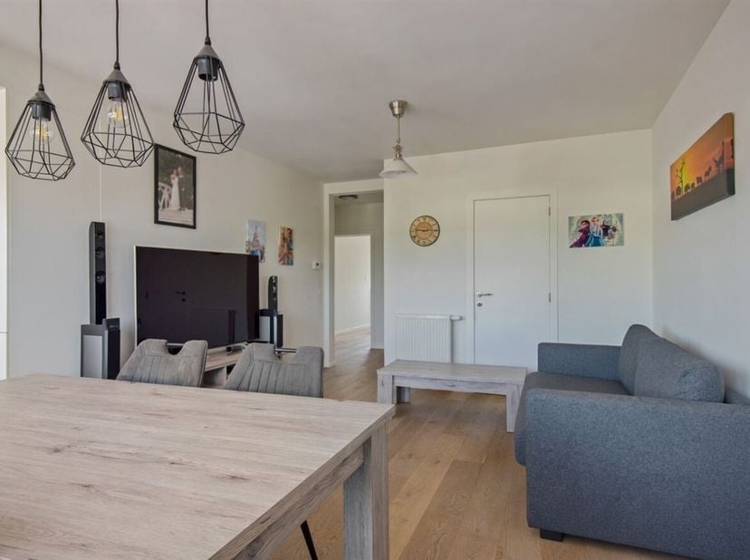 Dit instapklare appartement, volledig gerenoveerd in 2021, beschikt over een privatieve garage en is uitstekend gelegen aan de Tramweglei in Lier. Sch