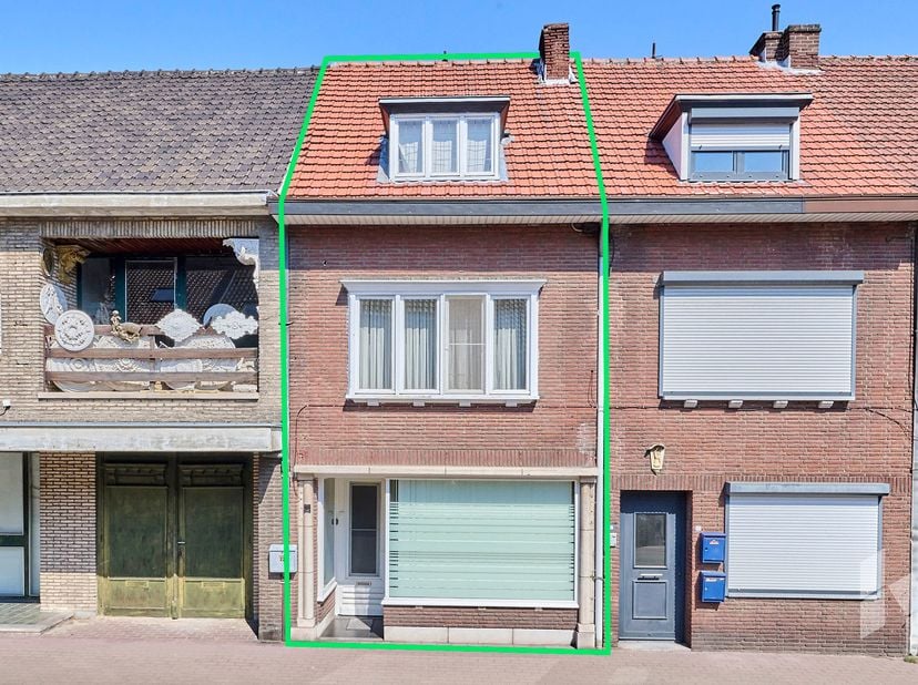 Ten midden van het bruisende Bree met alle faciliteiten op loopafstand vind je deze woning.<br />
Ze heeft zeer veel potentieel mits wat opfriswerk ma