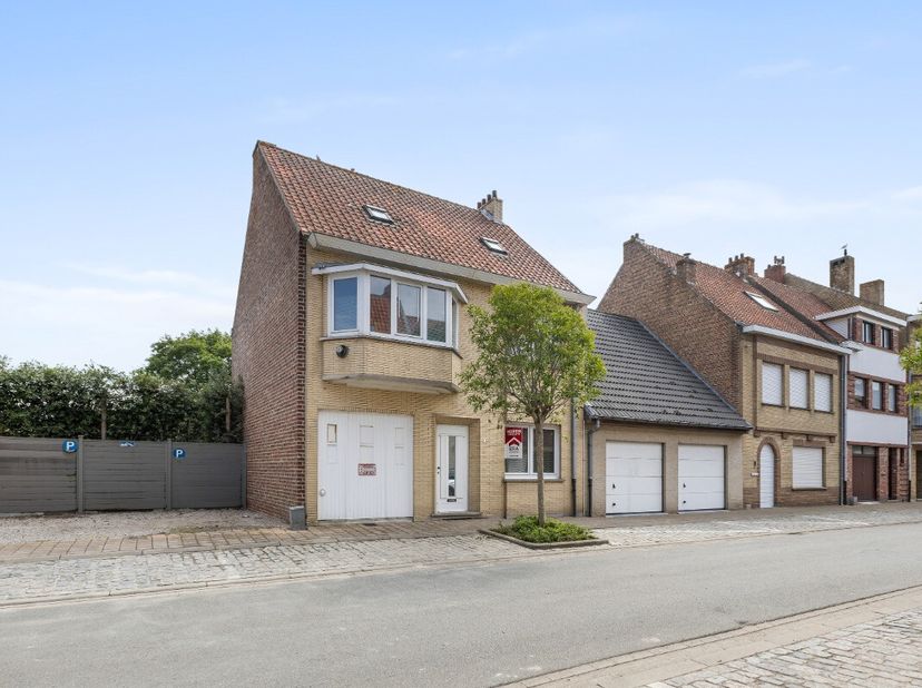 La Panne : Spacieuse maison familiale avec de nombreuses possibilités daménagement à vendre ! Située dans une rue résidentielle calme, la maison se tr