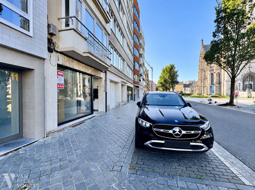 Bedrijfsvastgoed te koop in Sint-Petrus- en -Paulusplein 9,
                    8400 Oostende