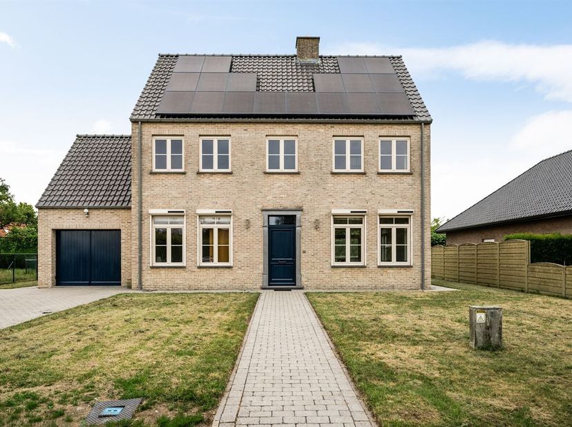 Ruime gezinswoning met 5 slaapkamers en garage op 882 m²<br />
Deze ruime gezinswoning met 5 slaapkamers is gelegen op een gunstige locatie in Vossela