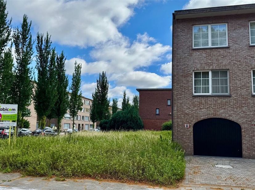L'un des derniers terrains à bâtir de Mortsel est situé dans le quartier calme de Savelkoul. Ce terrain d'angle a une superficie totale de 368m².<br /