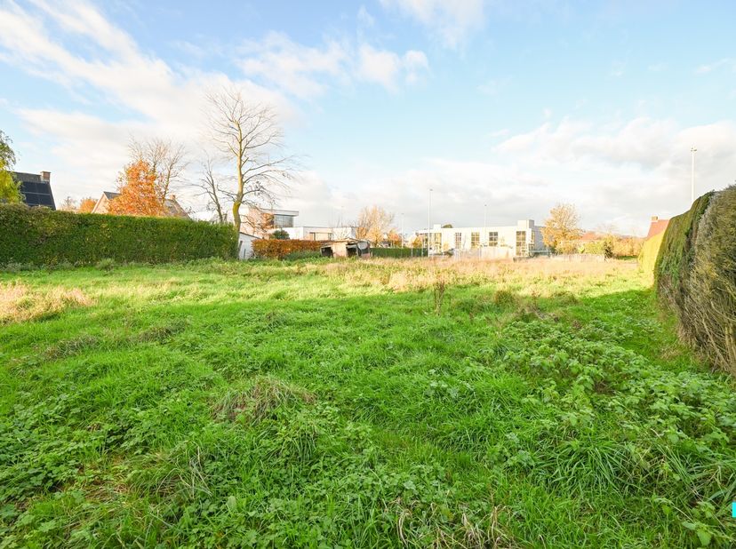 Deze bouwgrond is gelegen op een perceel van 948m² en bevindt zich op een gunstige locatie te Izegem. Het perceel is geschikt voor het oprichten van e