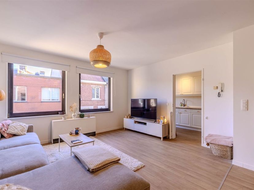 Appartement rénové de 2 chambres<br />
L'immeuble date de 1995 et l'appartement a été entièrement modernisé et répond aux normes énergétiques contempo