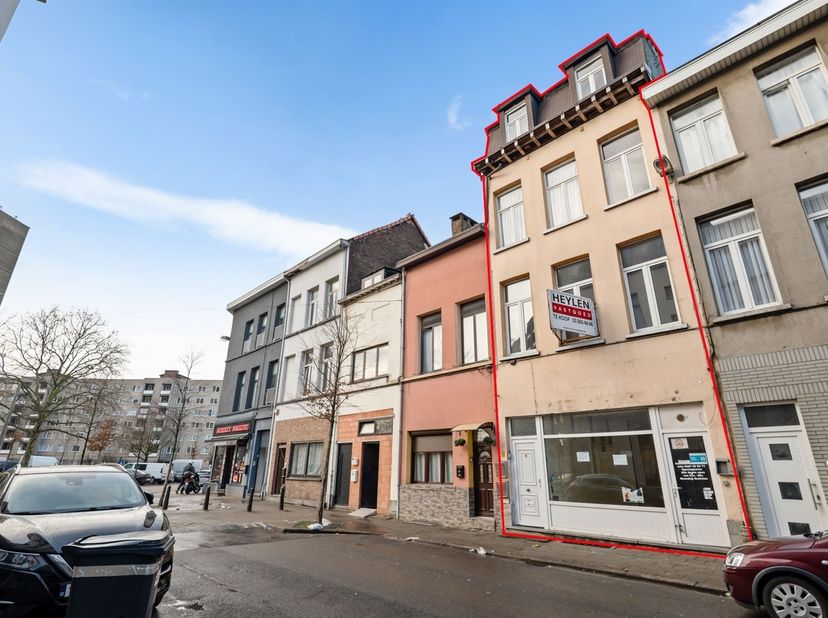 Ligging: Dit pand is uitstekend gelegen in een levendige stadswijk, op een steenworp van het centrum, Park Spoor Noord en het Centraal Station. Dankzi