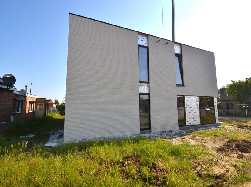 Energiezuinige halfopen bebouwing nabij het centrum van Nijlen<br />
Dit project omvat de realisatie van twee halfopen nieuwbouwwoningen.<br />
Deze e