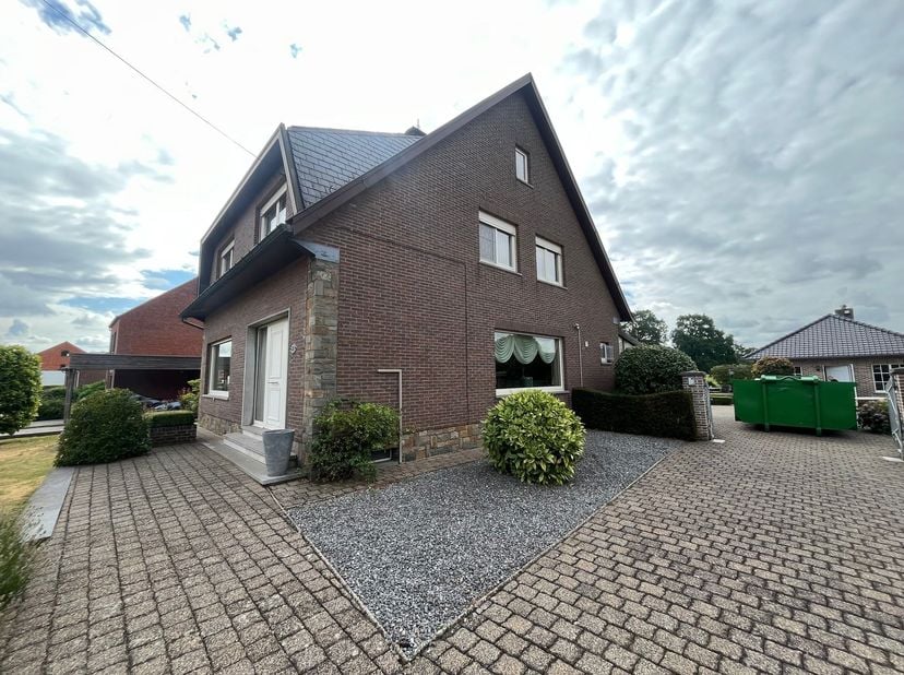 Instapklare woning met 3 slaapkamers, prachtige tuin en extra woon-unit<br />
<br />
Ligging: Gelegen langs de Varendonksesteenweg geniet u van een