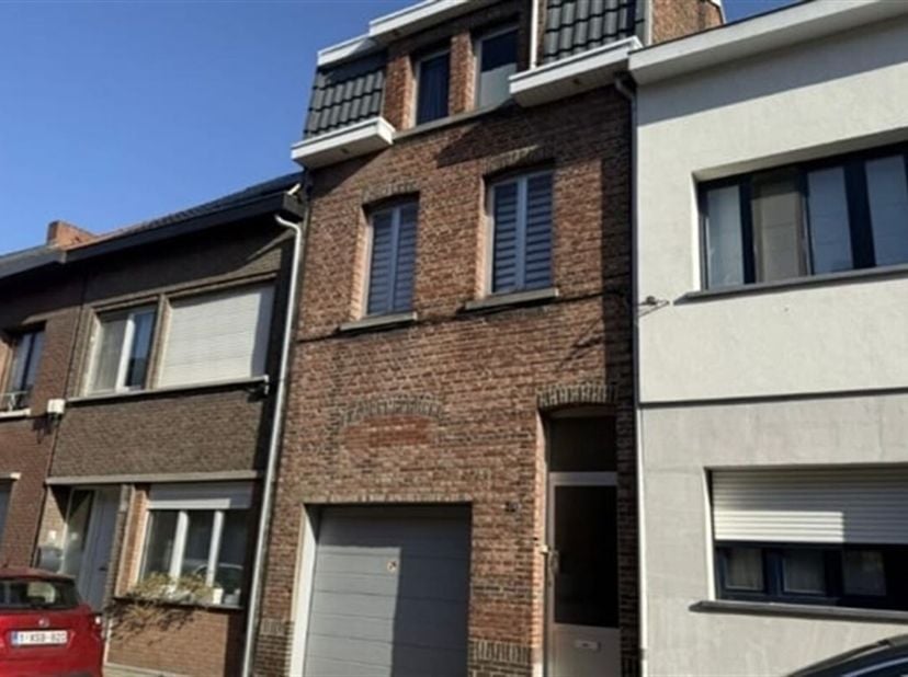 Welkom in deze charmante gezinswoning nabij de vaart in Willebroek! Dit pand biedt een prettige leefomgeving met veel mogelijkheden voor een gezin dat