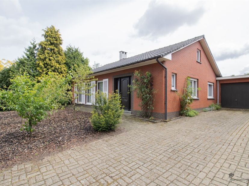 Te renoveren woning met 3 slaapkamers en gekoppelde garage op 613 m². <br />
Inkomhal met apart toilet. <br />
Woonkamer van 34 m² op laminaat. <br />