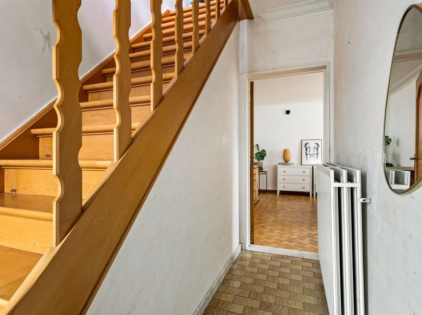 Gezinswoning met 4 slaapkamers, garage en zuidwestgerichte tuin<br />
Gelijkvloers<br />
Via de inkomhal betreedt u de woning en komt u in de ruime wo