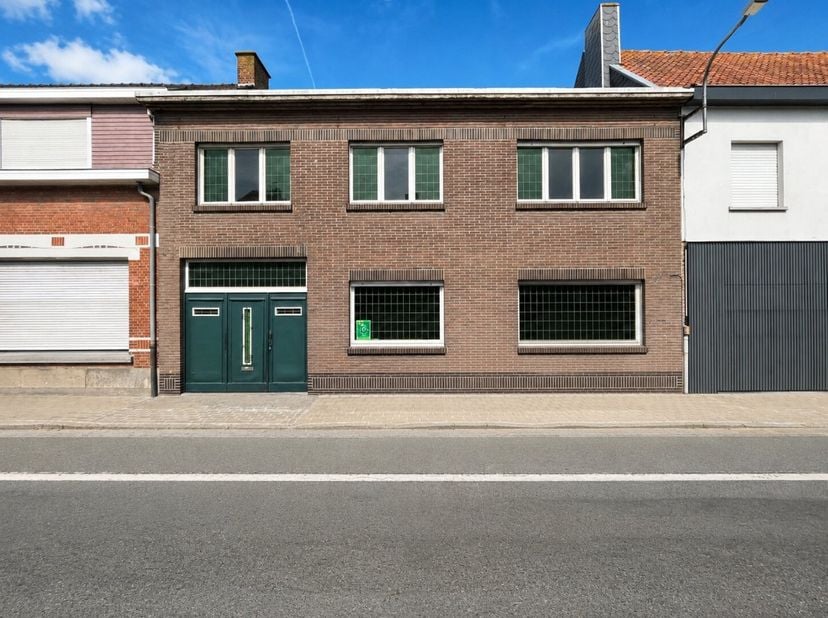 Deze ruime gezinswoning is gelegen in het centrum van Passendale, op wandelafstand van winkels, scholen en andere dagelijkse voorzieningen. Dankzij de