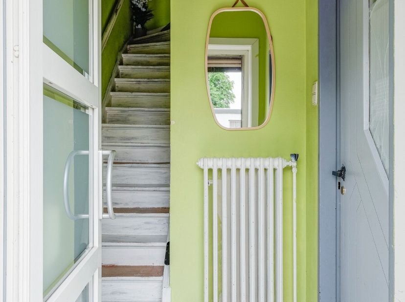 Bent u op zoek naar een woning die u volledig naar eigen smaak kunt renoveren en uitbreiden? Dan is deze halfopen gezinswoning in de Zandbergstraat te