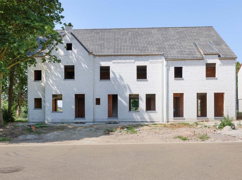 Ruime gesloten nieuwbouwwoning (194m²) in hartje Zolder<br />
- Bezoek onze modelwoning -<br />
Op de Schuttershof ter hoogte van huisnummer 27 bieden