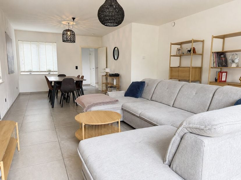 Deze recente halfopen woning, gebouwd in 2021, combineert hedendaags wooncomfort met een uitstekende energiezuinigheid. De woning beschikt over een EP