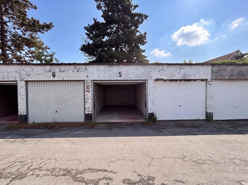 Deze garagebox biedt een praktische oplossing voor wie op zoek is naar een veilige parkeerplaats of opslagruimte in de buurt. Parkeren in de straat is