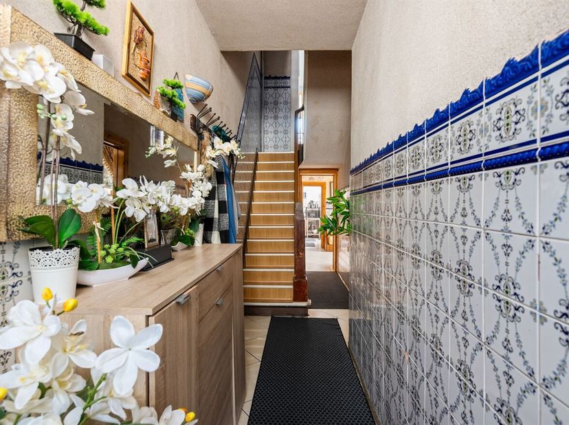 Spacieuse maison familiale de 5 chambres<br />
Vous recherchez une maison spacieuse que vous pourrez rénover entièrement selon vos goûts ? Cette grand