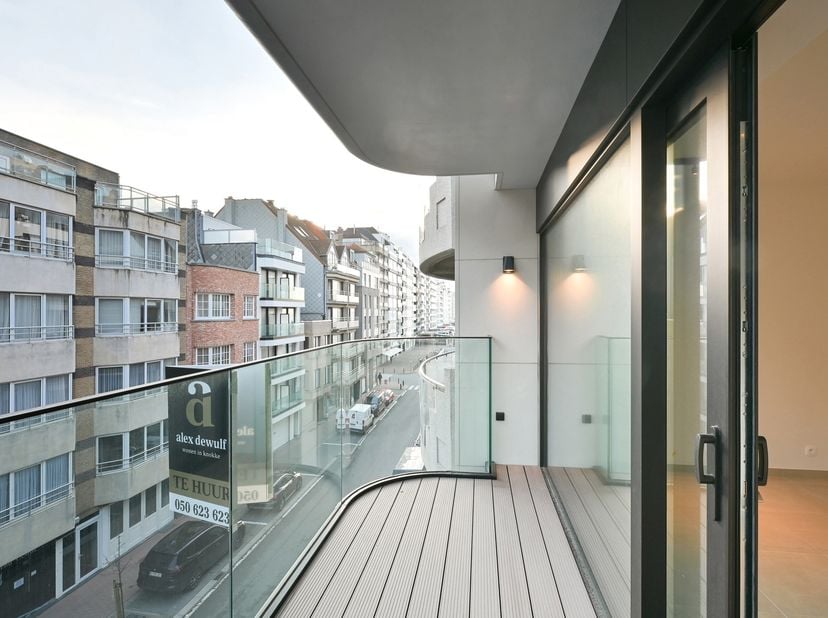 Ongemeubeld nieuwbouwappartement op een steenworp van het Rubensplein.<br />
Inkom met toilet, zonnige woonkamer uitgevend op een ruim terras, open ke