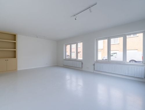                                         Bureaux à vendre à Sint-Pieters-Leeuw, € 110.000
