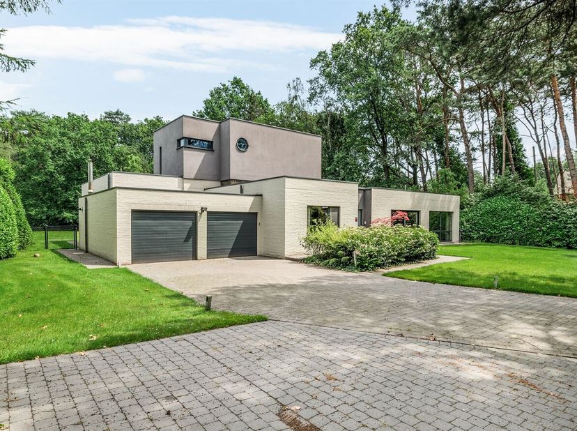 Deze villa is gelegen aan de Kiwilaan 18 in Zoersel, in een rustige en bosrijke woonomgeving. De woning bevindt zich in een residentiële straat met we