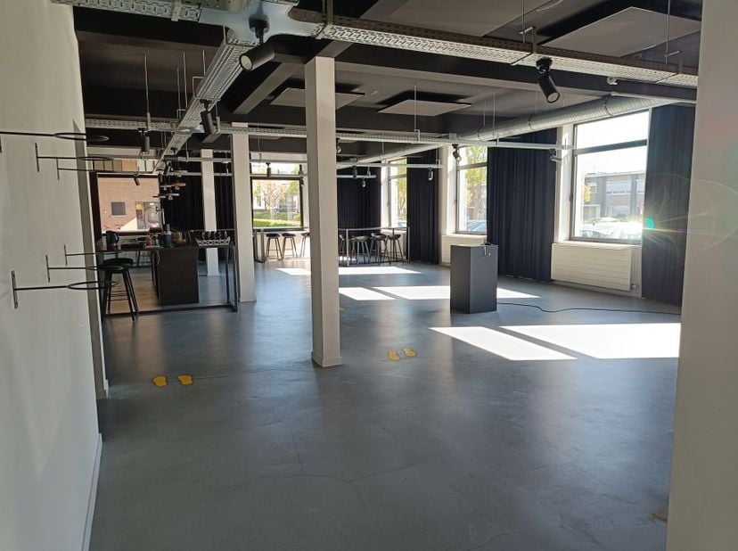 Kantoorruimte van 606 m² verdeeld over twee verdiepingen te huur in Mechelen. Gelegen nabij E19 en R6 in Mechelen-Zuid.<br />
<br />
--------<br />
op