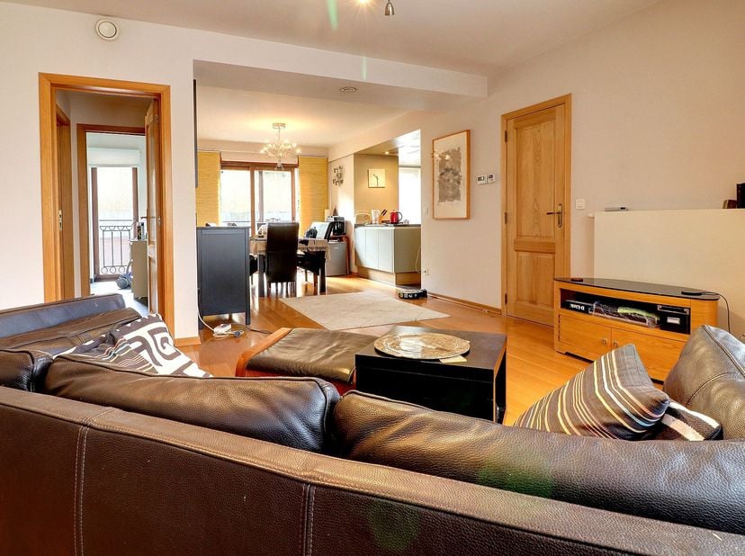 Aantrekkelijk appartement met 122m² woonoppervlak bestaande uit<br />
- 1 daghal met toilet en wastafel<br />
- 1 woonkamer van 48m² met parketvloer +
