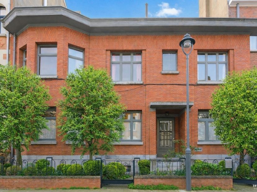 Ideaal gelegen op slechts een steenworp afstand van Place Meiser, in een rustige straat, betovert dit elegante herenhuis uit de jaren 30 met zijn auth