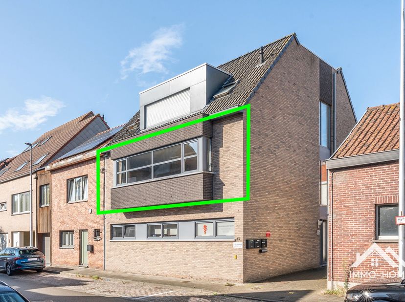 Dit moderne appartement neemt de volledige eerste verdieping van het gebouw in, en bereik je via zowel lift als trap. Je komt in je eigen centrale ink