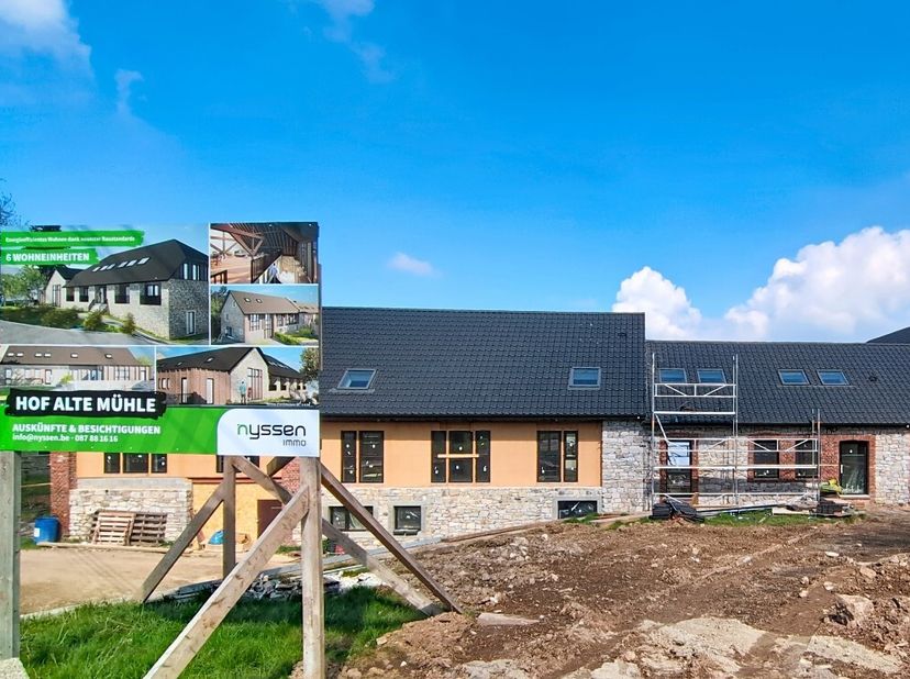 RAEREN Bergstrasse, A - F : Het project ALTE MÜHLE betreft de verbouwing van een landgoed, die in drie fasen wordt uitgevoerd. In de eerste fase wordt