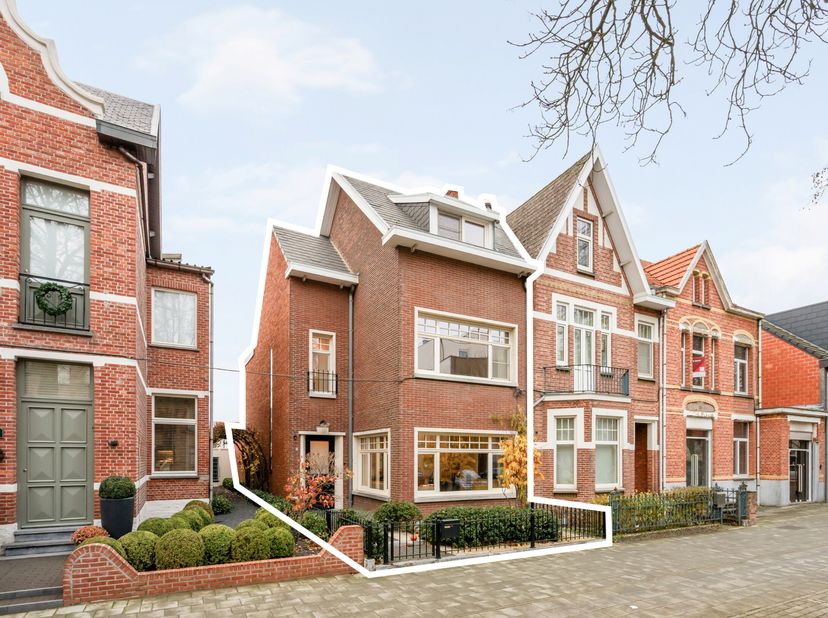De woning beschikt op het gelijkvloers over een ruime inkomhal met gastentoilet, een prachtige leefruimte met open keuken, een wasplaats en kelder. Op