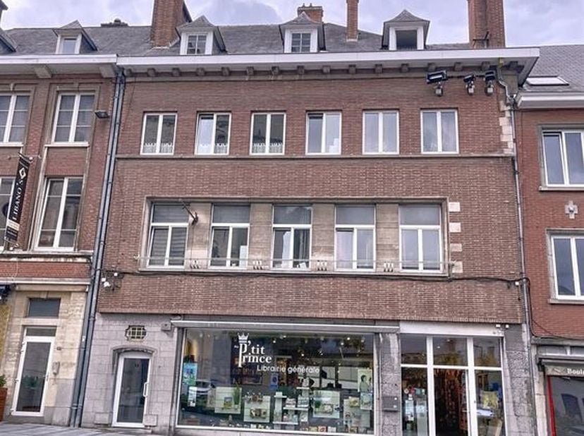 Gelegen op de 1e verdieping van een klein gebouw met uitzicht op de Grote Markt, tegenover de collegiale kerk, bestaat uit de volgende kamers: Woonkam