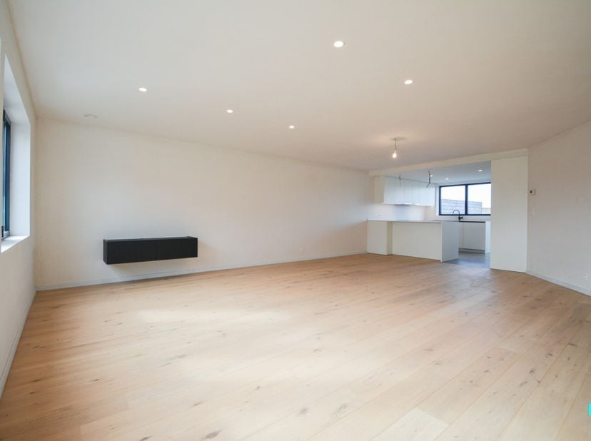 Ontdek dit lichtrijke, energiezuinige appartement met inpandige garage op de eerste verdieping van een zeer rustig gebouw (bestaande uit twee wooneenh
