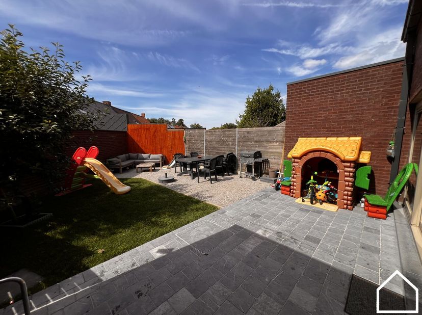 Bent u op zoek naar een comfortabele en volledig instapklare woning op een rustige locatie, zonder in te boeten aan bereikbaarheid en voorzieningen? D