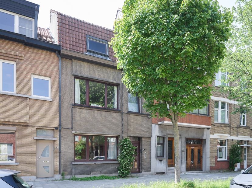 Sint-Amandsberg – Ruime interbellumwoning met 4 slaapkamers, tuin, dubbele garage en polyvalente ruimte nabij het Bijgaardepark.<br />
<br />
Voor mee