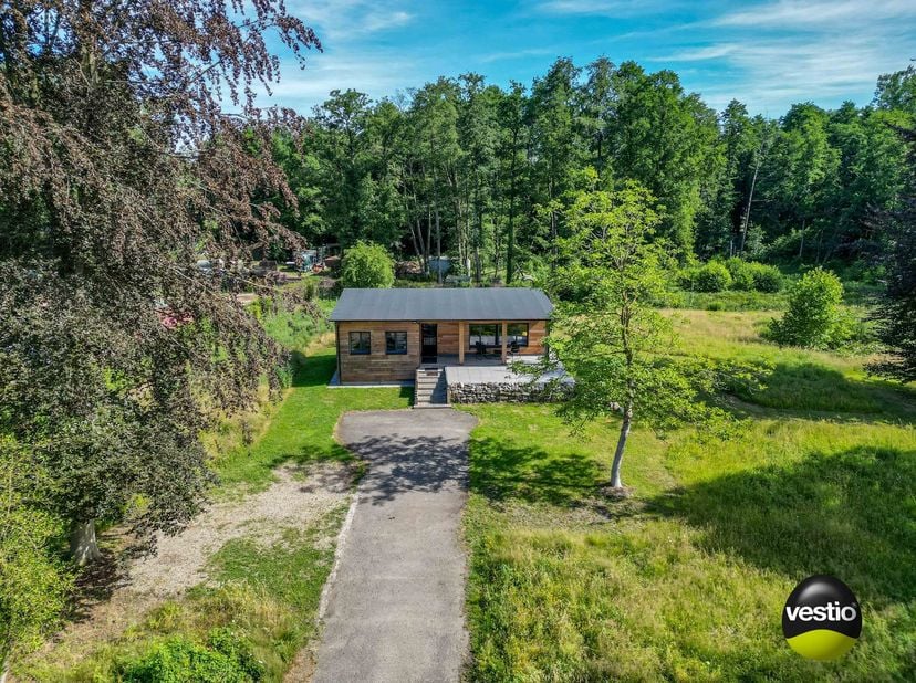 PRACHTIG GELEGEN VAKANTIEWONING OP 56 ARE<br />
<br />
Deze gerenoveerde vakantiewoning is gelegen op een uiterst rustige locatie langs de Gommersstra