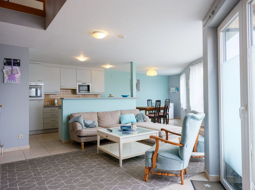 In het centrum van Dentergem bevindt zich dit ruime appartement met drie slaapkamers en twee badkamers. Dankzij de centrale ligging geniet u van winke