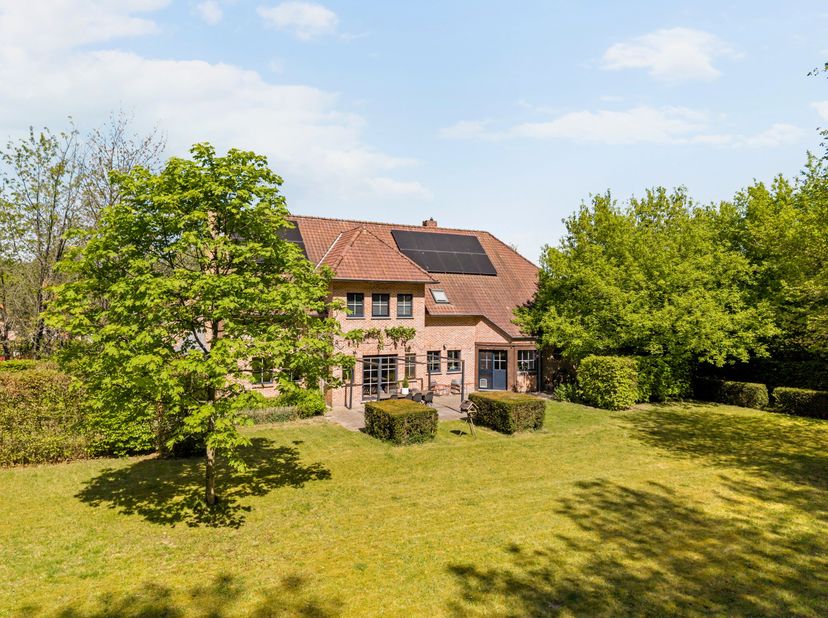 Deze tijdloze villa op een prachtig zuidgericht perceel van +/- 2.750 m² is residentieel gelegen in een doodlopende straat aan de rand van een natuurr