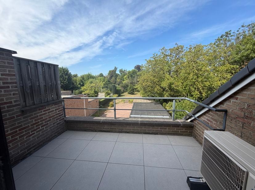 Hasselt/Kortessem: Goed gelegen appartement met lift, in het centrum van Kortessem en voorzien van alle modern komfort: inkomhal, living + eetplaats,