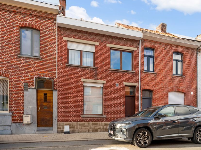 Instapklare woning met garage te koop in Gullegem!!<br />
Op een rustige ligging vinden we deze woning terug. De woning beschikt over een uitweg en ee