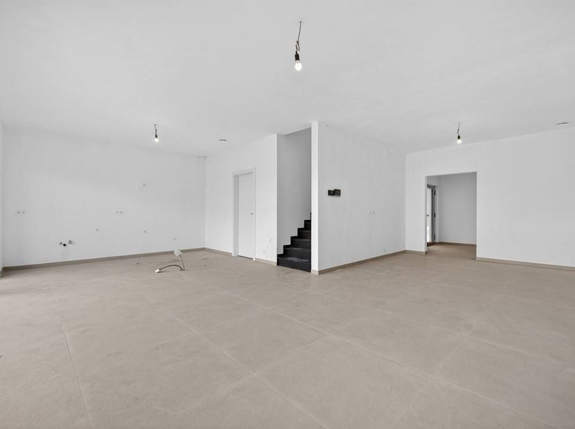 U parkeert op de ruime autostaanplaats van deze nieuwbouwwoning (verkoop onder btw-stelsel, 21% btw van toepassing) en hebt vervolgens de keuze tussen